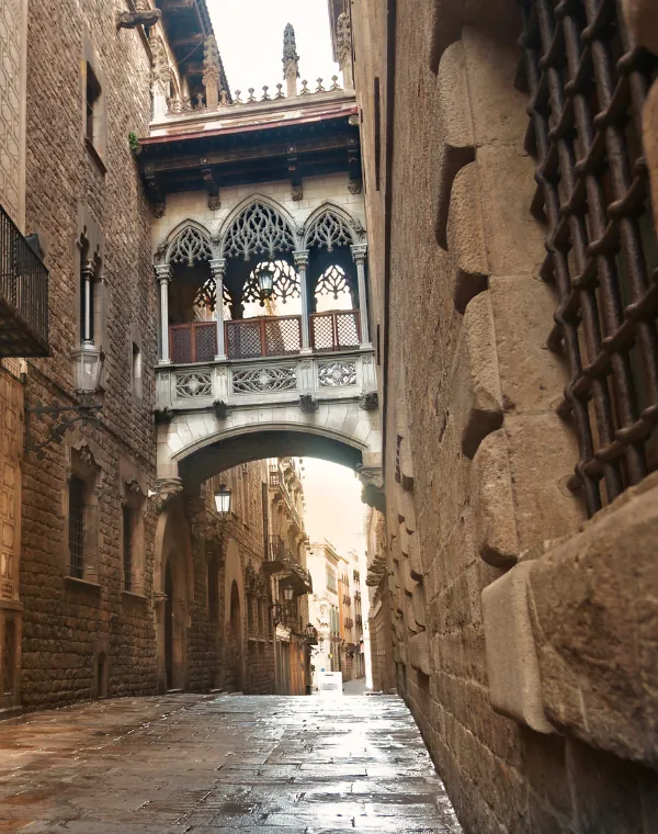 Puente neogótico en una calle del Barri Gòtic de Barcelona