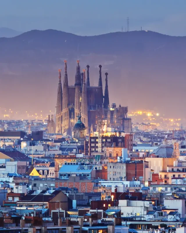 La Sagrada Família entre les teulades de Barcelona