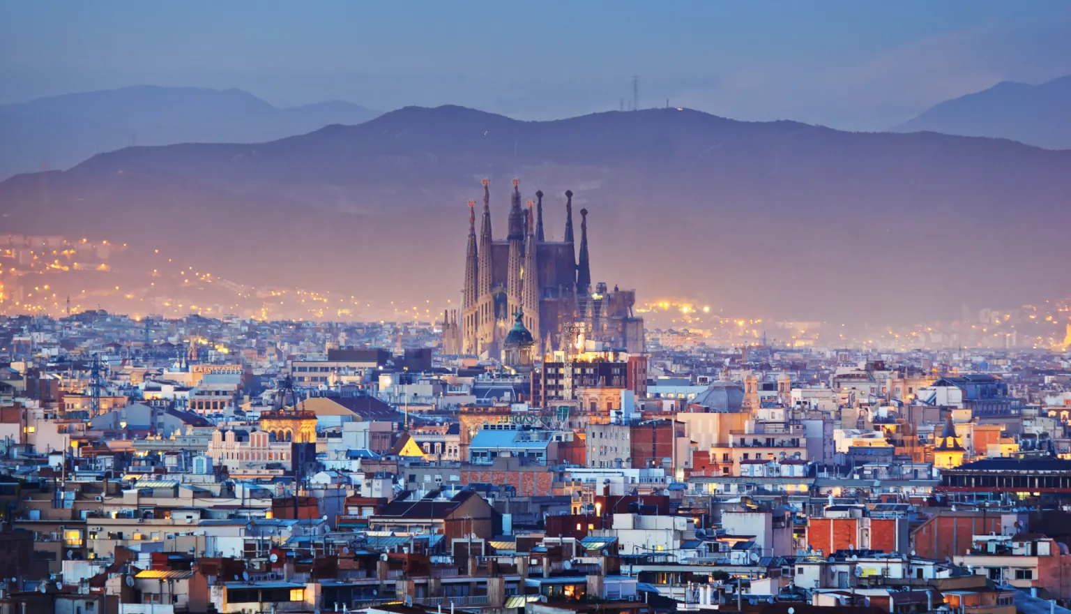 Vista de Barcelona al atardecer con la Sagrada Família